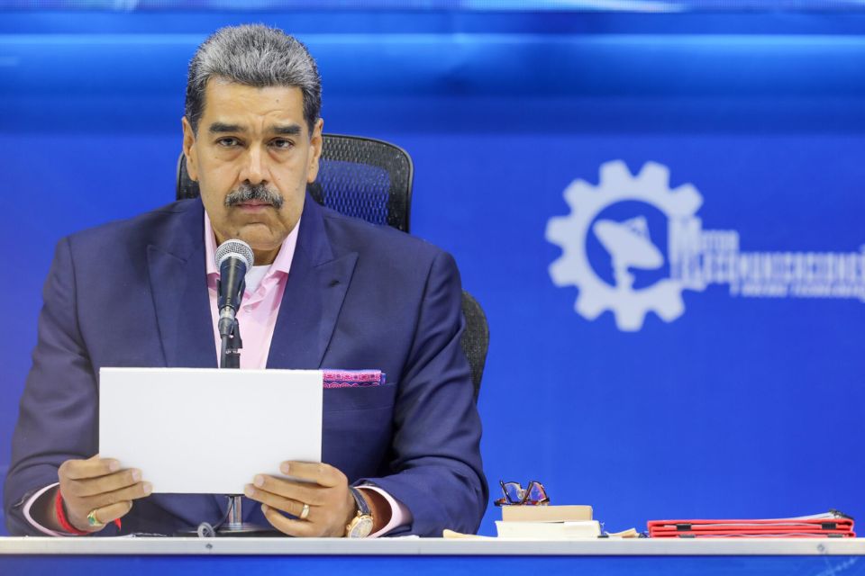 Maduro firma decreto de emergencia económica con algunos incentivos a empresas nacionales