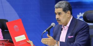 Maduro firma un decreto de emergencia económica ante la «guerra comercial» de Trump