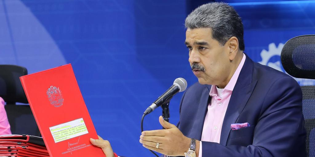 Maduro firma un decreto de emergencia económica ante la «guerra comercial» de Trump