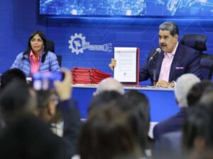Maduro firmó decreto de emergencia económica por 60 días