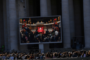 Fieles se congregan para dar su último adiós al papa Francisco en la Basílica de San Pedro, en el Vaticano, el viernes 25 de abril de 2025. (AP Foto/Luca Bruno)