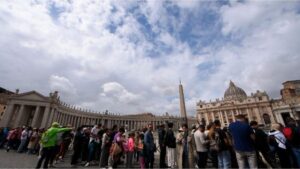 Más de 70.000 fieles despidieron al Sumo Pontífice, mientras el Vaticano resuelve el asunto Becciu