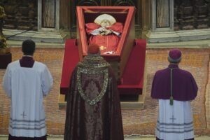 Más de 90.000 personas han pasado por la capilla ardiente del papa Francisco