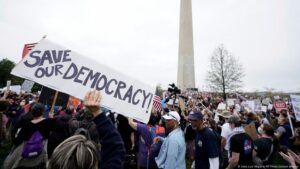 Masivas protestas contra Donald Trump en Estados Unidos – DW – 05/04/2025