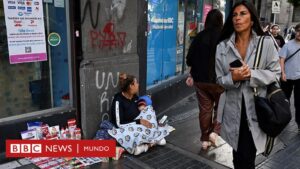 Mientras le pide ayuda al FMI, Javier Milei celebra la caída de la pobreza y de la indigencia en Argentina