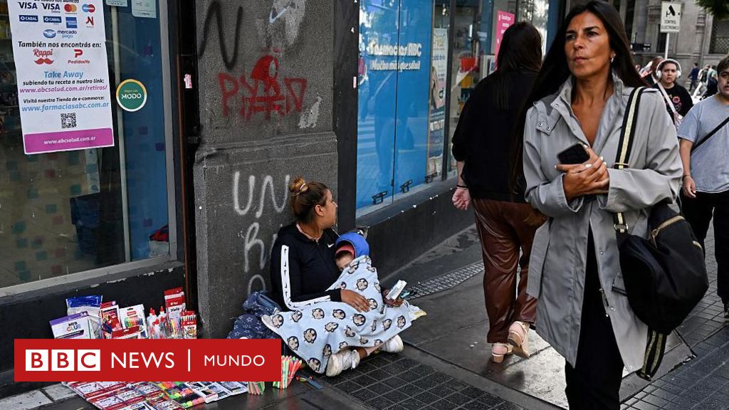 Mientras le pide ayuda al FMI, Javier Milei celebra la caída de la pobreza y de la indigencia en Argentina