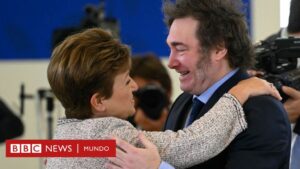 Milei: Por qué el presidente de Argentina debió pedir ayuda al FMI tras haberlo criticado duramente en el pasado