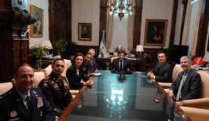 Milei se reunió con el jefe del Comando Sur y refuerza su alianza con EE.UU. - AlbertoNews