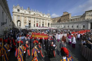 Miles de fieles despiden al Papa en la basílica de San Pedro