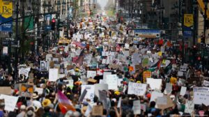 Miles salen a las calles de EE.UU. en protestas contra Trump – DW – 20/04/2025