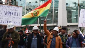 Mineros protestan por falta de combustible y colapsan La Paz – DW – 24/04/2025