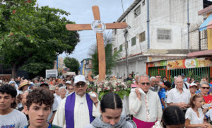 Monseñor Pablo González encabezó el Viacrucis Zonal de Catia la Mar