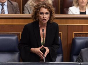 Montero niega un acuerdo arancelario que "beneficie" a Junts o Cataluña y acusa al PP de buscar excusas para desmarcarse
