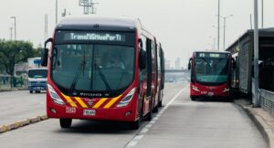 Monumental trancón en la avenida NQS por accidente que tiene a muchos impacientes