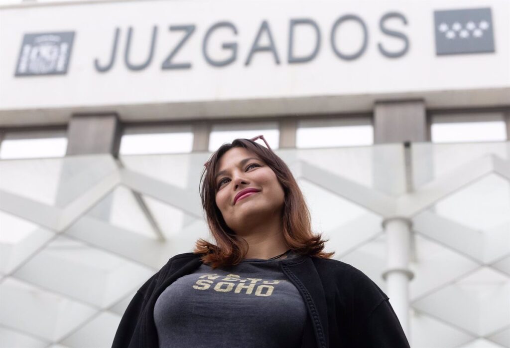 Mouliaá entrega su teléfono al juez que investiga a Errejón pero el político esperará a que se resuelva su recurso