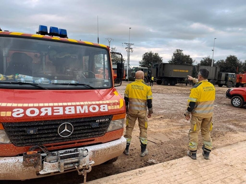 Mueren dos bomberos y otros cinco resultan heridos en el incendio de un parking de Alcorcón