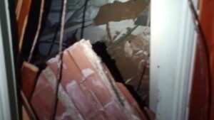 Mujer murió al caerle el techo de su habitación encima mientras dormía