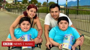 "Nos sentimos entre la espada y la pared": el dilema de los padres chilenos que deben decidir a cuál de sus gemelos enfermos darles tratamiento