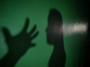 Obrero de escuela está preso por abusar de tres alumnas