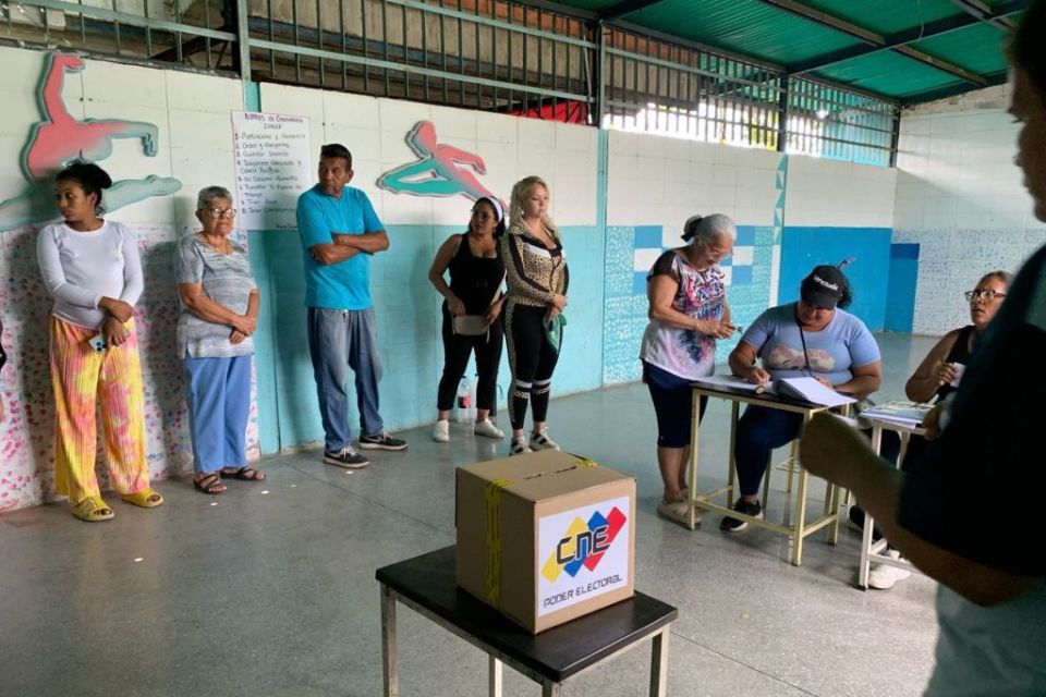 Oficialismo dice que hubo "récord de participación" en consulta popular