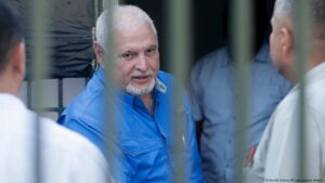 Panamá prorroga por tres días el salvoconducto a Martinelli – DW – 01/04/2025