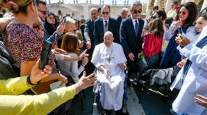 Papa Francisco continúa su recuperación y comienza a recibir visitas