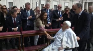Papa aparece en la plaza de San Pedro en el Domingo de Ramos