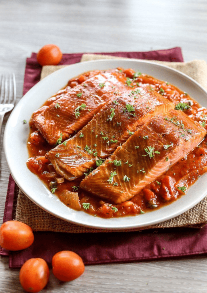 Pescado rebozado con salsa de pimentón y crema de leche