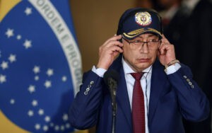 Petro dice que no puede reconocer elecciones de Ecuador porque fueron hechas "bajo estado de sitio"