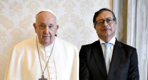 Petro se arrepintió y estará en funeral de su "amigo", el papa Francisco; irá bien acompañado