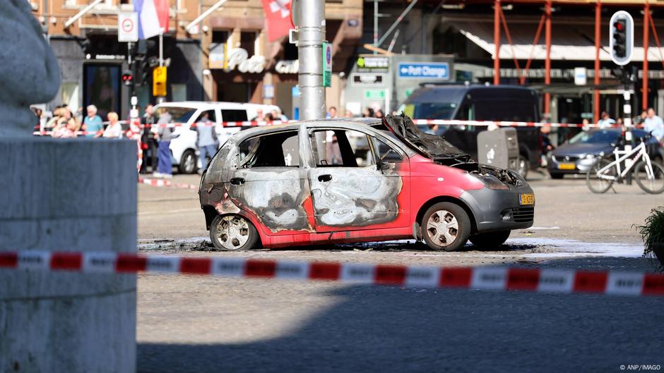 Policía investiga explosión de coche en plaza de Ámsterdam – DW – 03/04/2025