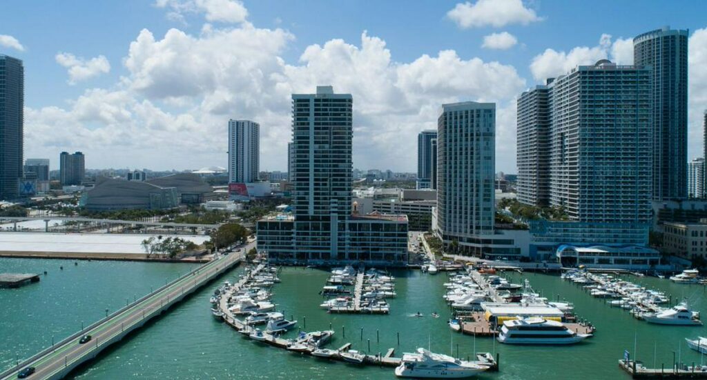 Por qué colombianos están gastando tanto dinero en Miami, pese a deportaciones