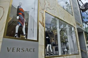 Prada anuncia la adquisición de Versace por 1.250 millones de euros – El Venezolano News