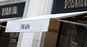 Prada compró a Versace en un acuerdo histórico de más de 1.380 millones de euros