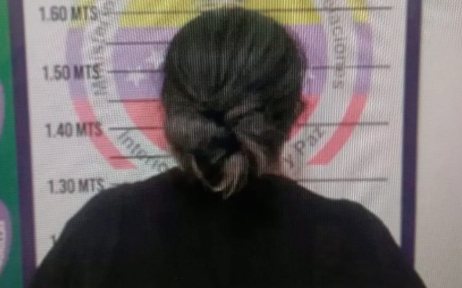 Presa por quemarle la mano a su hija de 7 años