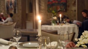 Qué significa que un camarero te ponga una pegatina sobre el mantel de tu mesa en un restaurante