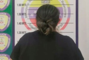 Quemó la mano de su hija de 7 años con la estufa de la cocina