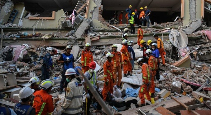 Rescatan a mujer atrapada 91 horas bajo escombros en Myanmar