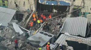 Rescatistas usan cámaras térmicas y tratan de escuchar voces