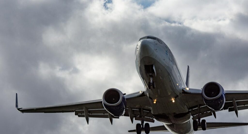 Revelan por qué se siente como si se apagara el avión a la hora de despegar
