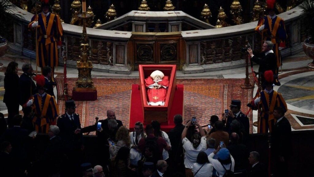 Roma monta un fuerte operativo de seguridad para el funeral de Francisco mientras miles de fieles brindan el último adiós en San Pedro
