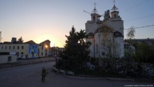 Rusia y Ucrania se acusan mutuamente de romper tregua – DW – 20/04/2025