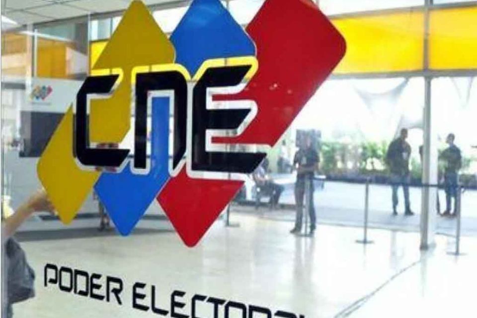 Sistema caído por días y sin información del CNE: así cierran postulaciones al #25M