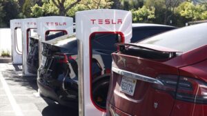 Tesla sube un 5 % en Bolsa tras anunciar Musk que reducirá su participación en el gobierno de Trump