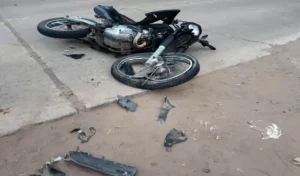 Tres jóvenes muertos al chocar motos, uno realizaba motopiruetas