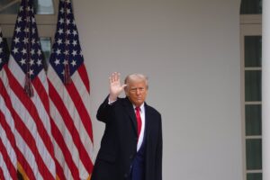 Trump afirma que los aranceles son la "única manera de curar" los déficits financieros "masivos" con China o la UE