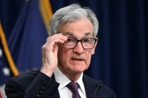 Trump arremete contra presidente de la Fed por "lentitud" en bajar tasas de interés