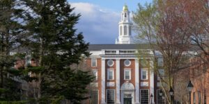 Trump cancela otros 2,7 millones de dólares en subvenciones a Harvard