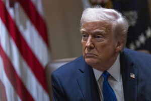 Trump considera frenar deportación y permitir retorno con visa a migrantes que trabajen en el campo y hoteles - AlbertoNews