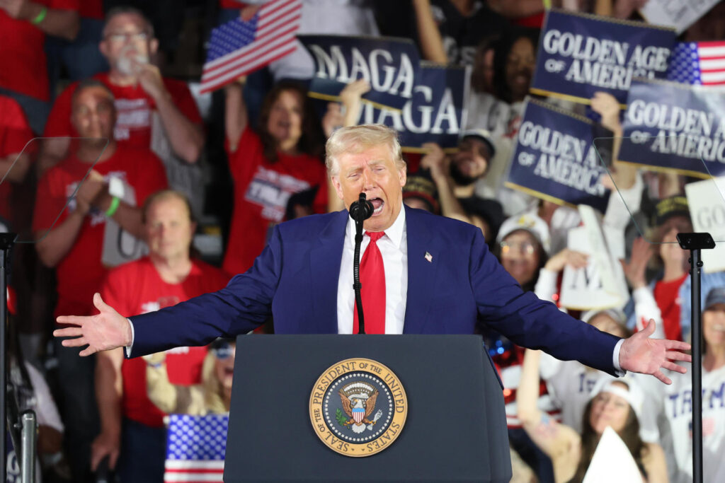 Trump culpa a Biden de la contracción del PIB y niega la responsabilidad de sus aranceles - AlbertoNews